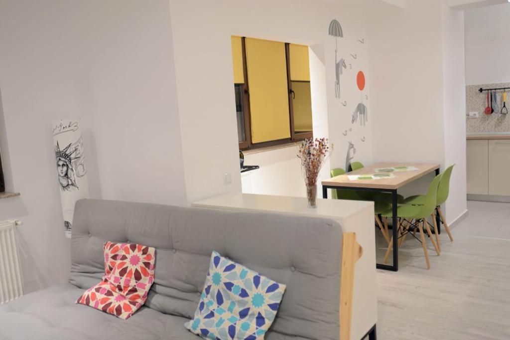Urban Apartments And Studios - City Center ยาช ภายนอก รูปภาพ